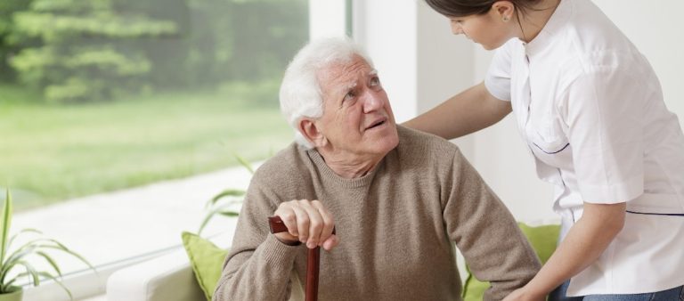Pflegerin der ambulanten Pflege im vertrauten Umfeld