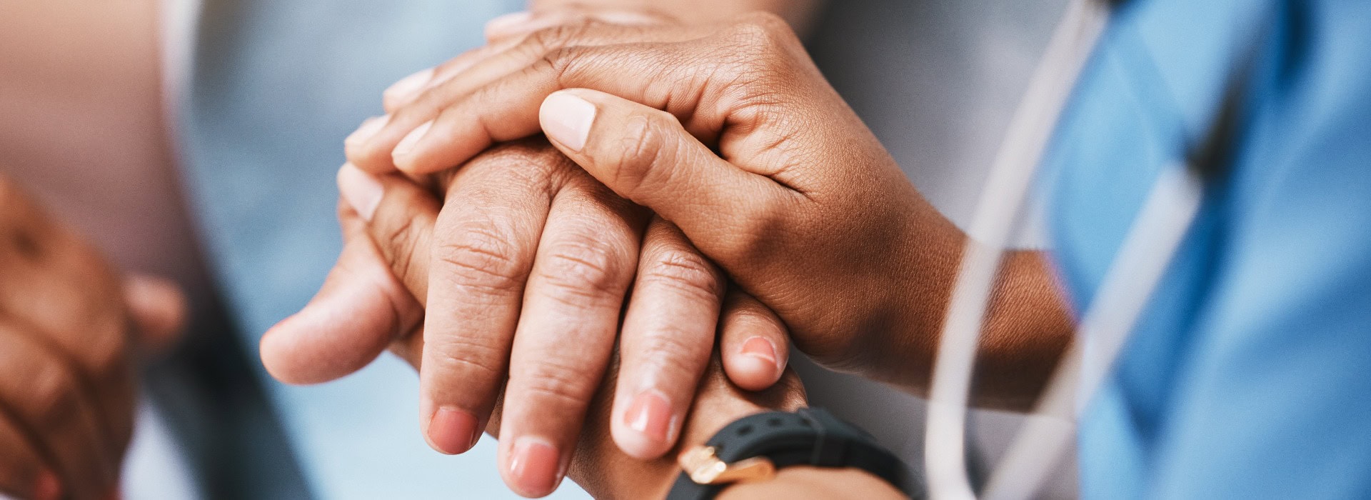Einfühlungsvermögen, Vertrauen und eine Krankenschwester, die dem Patienten die Hand hält, um ihm zu helfen, ihn zu beraten und ihn zu betreuen. Freundlichkeit, Beratung und medizinische Therapie im Pflegeheim für Hoffnung, Beratung und Psychologie