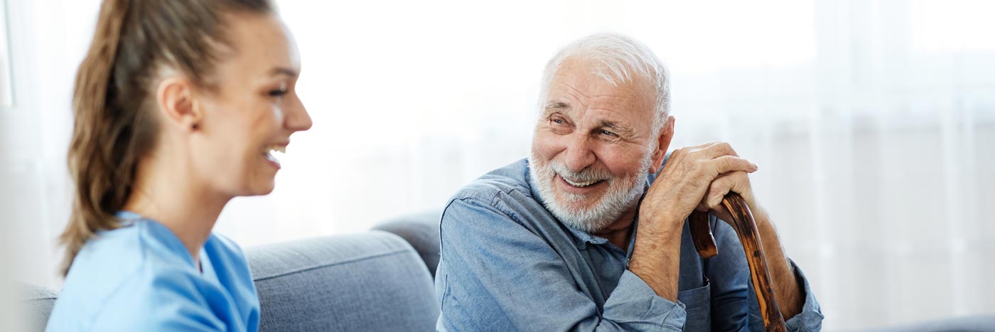 Altenpflegerin und alter Mann lachen Stuttgart