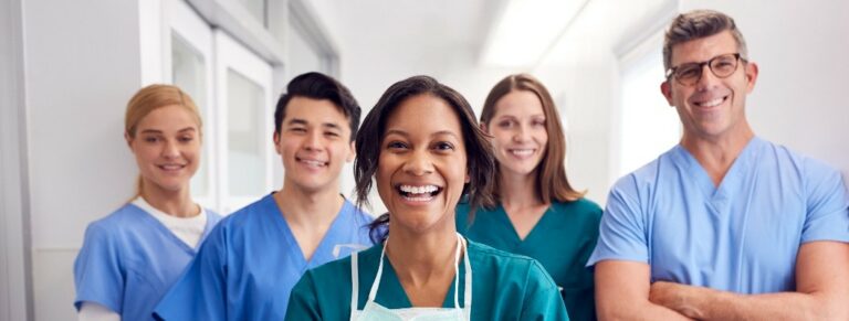 Team bestehend aus Krankenschwestern und Krankenpflegern